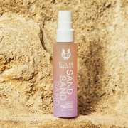 Brume parfumée pour cheveux et corps Sand 50 ml posée contre un rocher.
