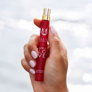 Modèle avec du vernis à ongles rose clair tenant le spray parfum Apple Love 10 ml contre un fond blanc.