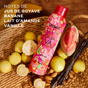 Shampooing sec Amika x Ellis Brooklyn GUAVA GRANITA Perk Up dans un panier brun à côté de goyaves, amandes et gousses de vanille sur une table en bois avec des bananes et du texte blanc disant « notes de jus de goyave, banane, lait d’amande, vanille »