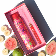 Coffret cadeau Amika x Ellis Brooklyn GUAVA GRANITA Shampooing sec Perk Up et GUAVA GRANITA Eau de Parfum 10 ml à côté de goyaves entières et tranchées et de morceaux de banane sur fond blanc