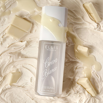 Le spray parfumé COCOA BLANCO repose sur un glaçage à la vanille, des morceaux de chocolat blanc et un filet de chocolat blanc sur le flacon.