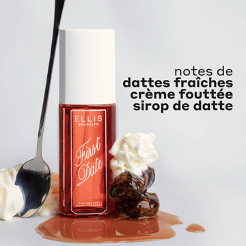 Brume de parfum FIRST DATE 90ml à côté de crème fouettée, une cuillère appuyée contre le flacon, une pile de 2 dattes et de la crème fouettée sur du sirop de datte avec un texte noir qui dit « notes de dattes fraîches, crème fouettée, sirop de datte » sur fond blanc