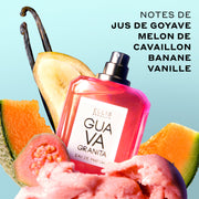Granité de goyave 50 ml Eau de Parfum avec le bouchon enlevé dans un sorbet rose avec une tranche de goyave, une tranche de banane, des tranches de cantaloup et des gousses de vanille sur fond bleu avec un texte noir qui dit « Notes de jus de goyave, melon de Cavaillon, banane, vanille ».