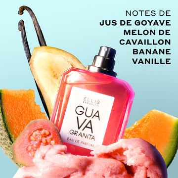 Granité de goyave 50 ml Eau de Parfum avec le bouchon enlevé dans un sorbet rose avec une tranche de goyave, une tranche de banane, des tranches de cantaloup et des gousses de vanille sur fond bleu avec un texte noir qui dit « Notes de jus de goyave, melon de Cavaillon, banane, vanille ».