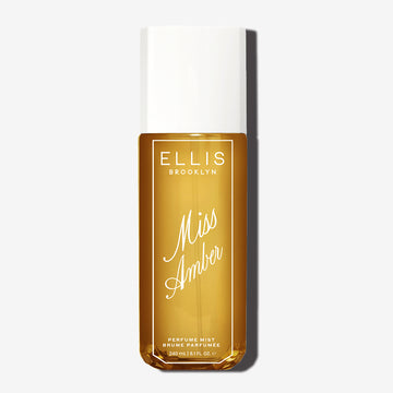 Bouteille de 240 mL de brume parfumée Miss Amber sur un fond blanc.