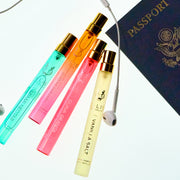 GUAVA GRANITA Eau de Parfum 10ml, MIAMI NECTAR Eau de Parfum 10ml, QUEENS CARAMEL Eau de Parfum 10ml et VANILLA SALT Eau de Parfum 10ml à côté d'un casque et d'un passeport sur un fond blanc