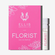 Floraliste 1,5 ml Eau de Parfum flacon à côté du porte-flacon carte Florist Eau de Parfum rose.