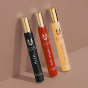 Roll-on parfum Myth 10 ml, roll-on parfum Apple Love 10 ml et roll-on parfum Vanilla Milk 10 ml, appuyés sur un fond brun clair.
