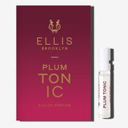 PLUM TONIC 1,5 ml flacon d'eau de parfum à côté du PLUM TONIC rouge dégradé Carte porte-flacon d'eau de parfum sur fond blanc.