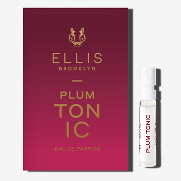 PLUM TONIC 1,5 ml flacon d'eau de parfum à côté du PLUM TONIC rouge dégradé Carte porte-flacon d'eau de parfum sur fond blanc.
