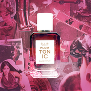 Eau de parfum PLUM TONIC (50 ml) présentée sur un montage d'images incluant : une femme tenant un sac à main, des oiseaux, des bottes roses, des pellicules de film, deux femmes en manteau de cuir, un polaroïd d'une femme montant dans un SUV, une coupe à cocktail, une main à la manucure rouge, une femme tenant un verre de vin, un trottoir orné d'un graffiti en forme de lèvres, et une femme tenant l'eau de parfum PLUM TONIC (50 ml).