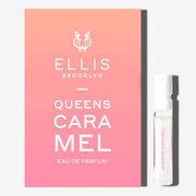 Flacon de 1,5 ml de Queens Caramel Eau de Parfum à côté d'un support de flacon Queens Caramel Eau de Parfum rose et orange dégradé, sur fond blanc.
