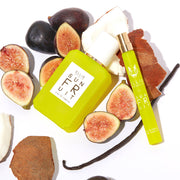 Parfum Sun Fruit 50ml et Spray Voyage Sun Fruit 10ml avec noix de coco, figues et gousse de vanille sur fond blanc.